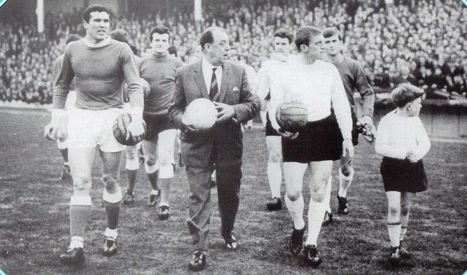 1964-liverpool-and-everton-teams-at-goodisondixie-dean-with-captains-ron-yeats-tony-kay
